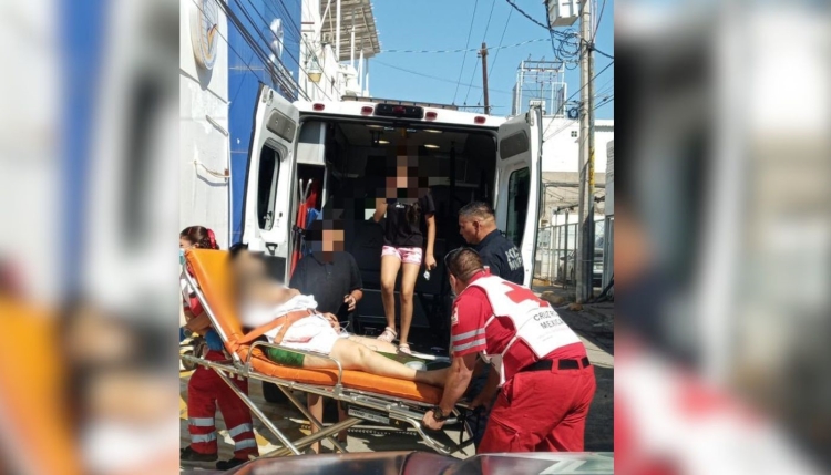 Mujer es apu&ntilde;alada en el cuello por su esposo, frente a sus hijos, en Los Mochis, Ahome