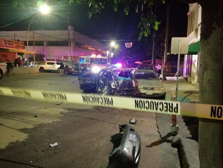 Aparatoso choque a unos metros de la Escuela 8 deja dos j&oacute;venes muertos, en Culiac&aacute;n