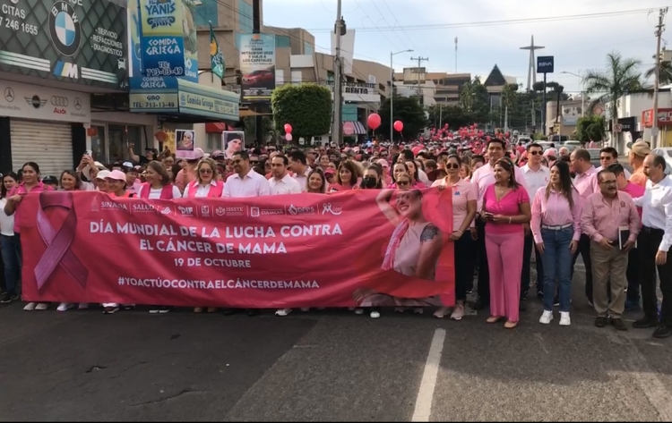 Mujeres y hombres de Culiac&aacute;n marchan contra el c&aacute;ncer de mama