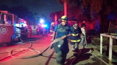 A cubetazos, vecinos de la Pemex evitan propagaci&oacute;n de incendio