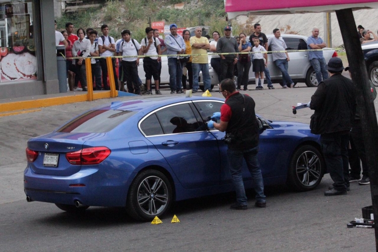Asesinan a balazos a un hombre a bordo de autom&oacute;vil BMW en las calles de Infonavit Ca&ntilde;adas