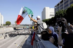 Se enfrenta la Guardia Nacional a manifestantes contra operativos migratorios