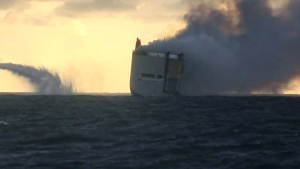 Se incendia barco con m&aacute;s de 2 mil 800 autos en costas de Pa&iacute;ses Bajos