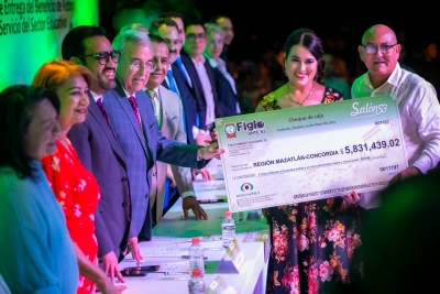 Entrega Rocha est&iacute;mulos por jubilaci&oacute;n y retiro a maestros