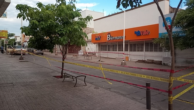 Inician constructores obra para apuntalar derrumbe de zapater&iacute;a e iniciar peritajes
