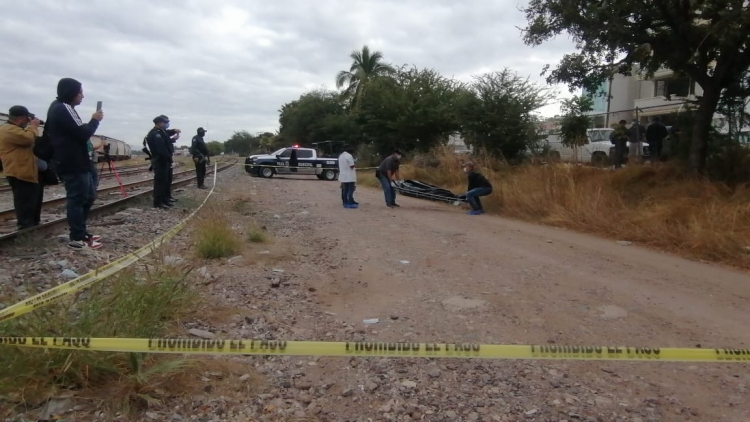 Envuelto en una cobija, hallan asesinado a golpes a una persona junto a las v&iacute;as del tren, en Culiac&aacute;n