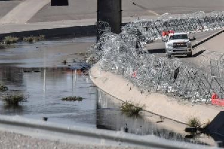 Embajador de EEUU reporta ataque armado a Guardia Costera estadounidense desde la frontera con M&eacute;xico; Sheinbaum lo niega