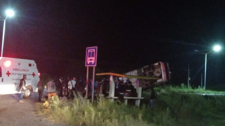 Vuelca autob&uacute;s con 44 jornaleros en el Valle del Carrizo, Ahome