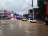 Lluvias dejan veh&iacute;culo varado y ca&iacute;da de &aacute;rbol en Culiac&aacute;n