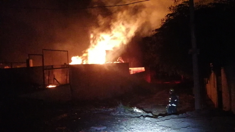 Evac&uacute;an a 30 familias ante voraz incendio, en Culiac&aacute;n