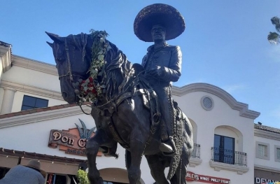 Estatua de Vicente Fern&aacute;ndez es develada en Los &Aacute;ngeles y su viuda agradece el cari&ntilde;o de los latinos