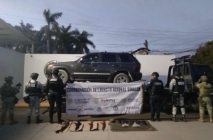 Grupo Interinstitucional confisca camioneta tras enfrentamiento a balazos con civiles armados, en La Amistad, en Culiac&aacute;n