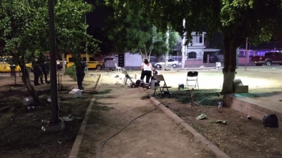 La victima quedo junto a una sillas y botes de cerveza alrededor de la cancha de voleibol