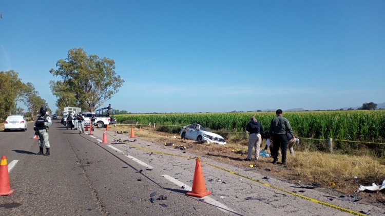 Hombres armados sufren volcadura en autopista Culiac&aacute;n-Mazatl&aacute;n: un muerto y dos heridos