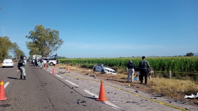 Hombres armados sufren volcadura en autopista Culiac&aacute;n-Mazatl&aacute;n: un muerto y dos heridos