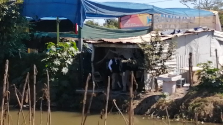 Hallan cuerpo flotando en el canal Ca&ntilde;edo