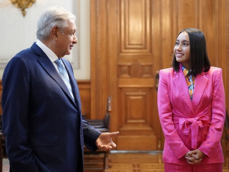 L&oacute;pez Obrador se re&uacute;ne con Katya Echazarreta; "orgullo de M&eacute;xico", le dice