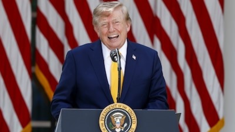 Firma Trump orden para renombrar el Lago Ontario como "Lago Am&eacute;rica" en EEUU, en medio de pugna comercial con Canad&aacute;
