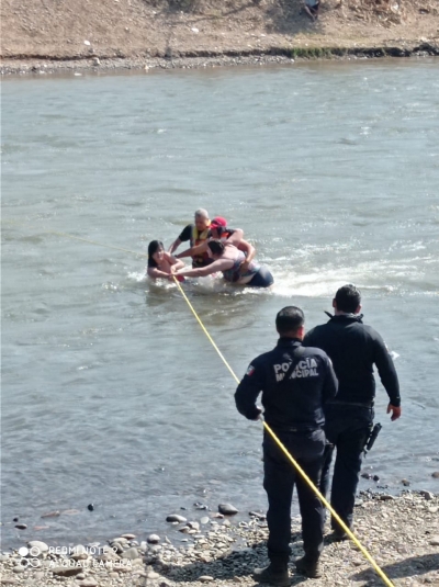 Polic&iacute;as rescatan a dos personas de la corriente del r&iacute;o en Ayun&eacute;