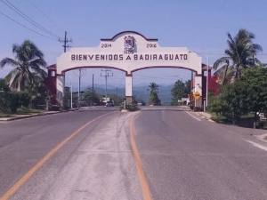 Automovilista muere al volcar y caer a barranco, en Badiraguato