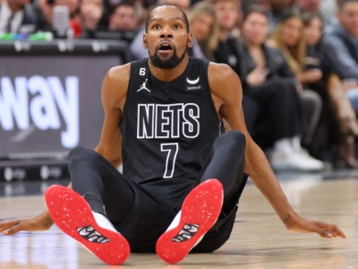 Kevin Durant prende las alarmas con lesi&oacute;n de rodilla