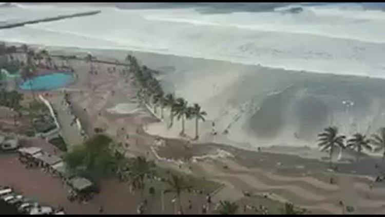 Una ola gigante deja un saldo de tres muertos y 17 heridos en playa de Sud&aacute;frica