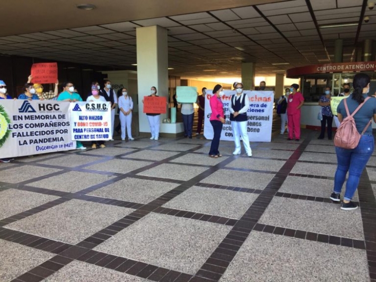 Personal de salud reclama en Palacio de Gobierno el bono Covid