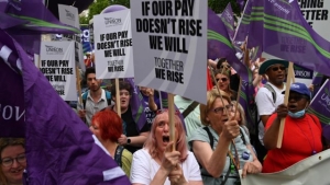 Sindicatos protestan en Londres por la alta inflaci&oacute;n y desactualizaci&oacute;n de salarios