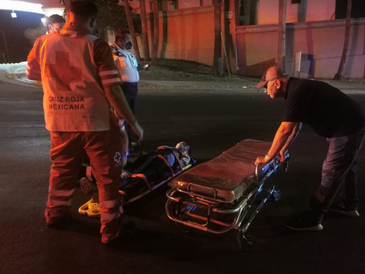 Entre la vida y la muerte se debate un motociclista tras derrapar sobe la avenida Obreg&oacute;n, en Culiac&aacute;n