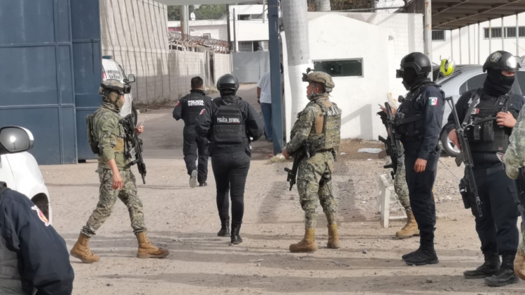 Contingente de 200 polic&iacute;as esculcan el penal de Culiac&aacute;n en busca de armas