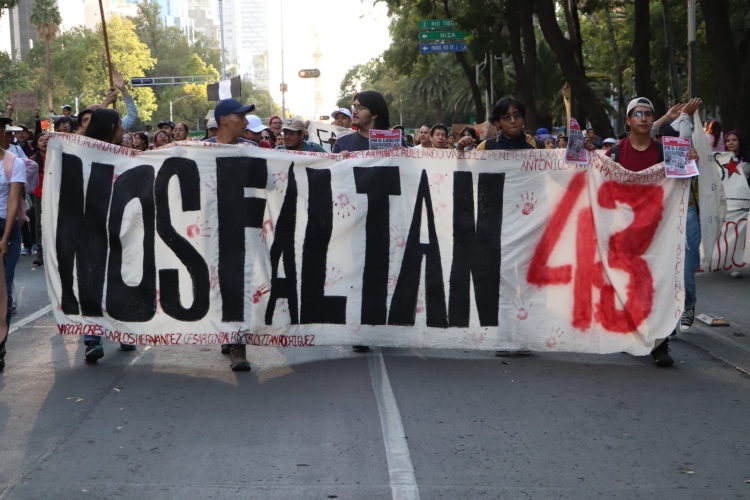 Padres de Ayotzinapa denuncian abandono y falta de respuestas del gobierno de Sheinbaum