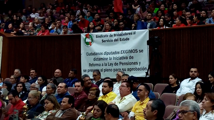Trabajadores del STASE se manifiestan en Congreso del Estado