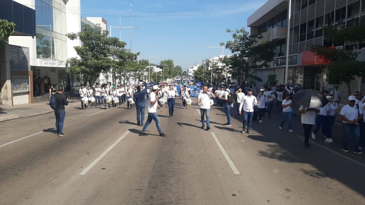 Con megamarcha, estudiantes de la UAS respaldan al rector y defienden la autonom&iacute;a universitaria