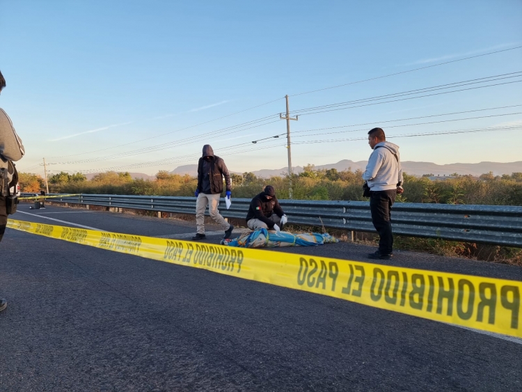 Matan a una mujer y abandonan su cuerpo a orilla de la carretera, en Culiac&aacute;n