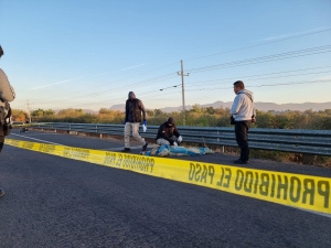 Matan a una mujer y abandonan su cuerpo a orilla de la carretera, en Culiac&aacute;n