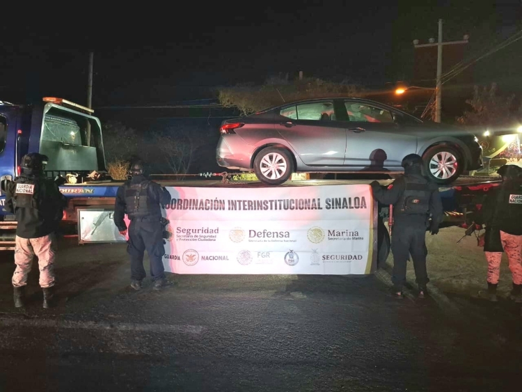 Distintas Fuerzas especiales de seguridad recuperan un sed&aacute;n tras ser reportado como robado, en Culiac&aacute;n