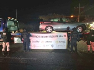 Distintas Fuerzas especiales de seguridad recuperan un sed&aacute;n tras ser reportado como robado, en Culiac&aacute;n