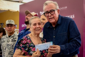 Entrega Rocha apoyos emergentes a familias afectadas por inundaciones en Mazatl&aacute;n
