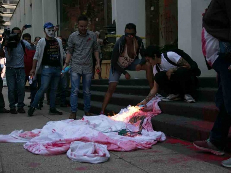 Oficinas del IMSS son vandalizadas ante desabasto de medicamentos por derechohabientes con VIH