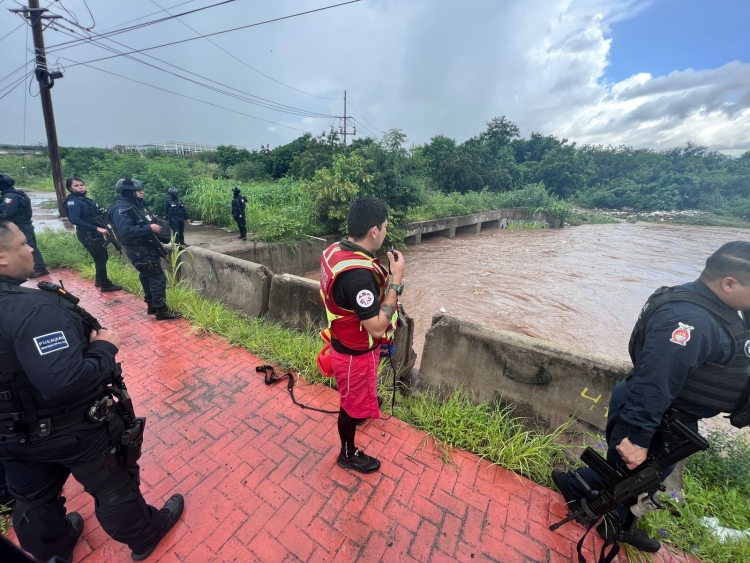 Joven de 16 a&ntilde;os sale a ba&ntilde;arse en la lluvia y es arrastrado por la corriente de un arroyo en Culiac&aacute;n; Protecci&oacute;n Civil a&uacute;n lo busca