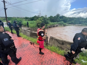 Joven de 16 a&ntilde;os sale a ba&ntilde;arse en la lluvia y es arrastrado por la corriente de un arroyo en Culiac&aacute;n; Protecci&oacute;n Civil a&uacute;n lo busca
