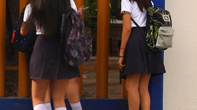 La falda escolar debe ser a la rodilla: Rector