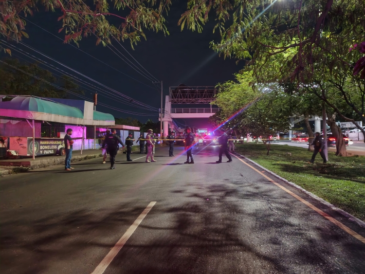 Hallan a un hombre asesinado a balazos y con una cartulina sobre la avenida &Aacute;lvaro Obreg&oacute;n