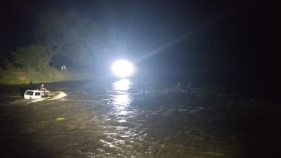 Se queda varada camioneta con j&oacute;venes en R&iacute;o Tamazula