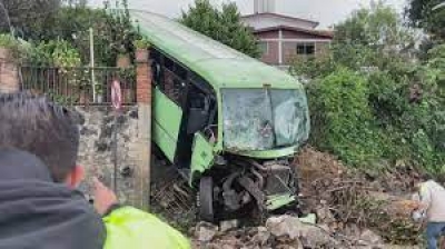 Un cami&oacute;n de pasajeros choca en la M&eacute;xico-Cuernavaca y deja 35 heridos