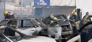 Se queman 8 veh&iacute;culos en gigantesco incendio de yonke de Culiac&aacute;n