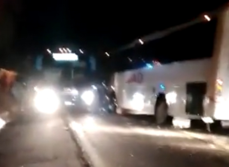 Encontronazo entre autob&uacute;s y tr&aacute;iler en Escuinapa: Seis heridos
