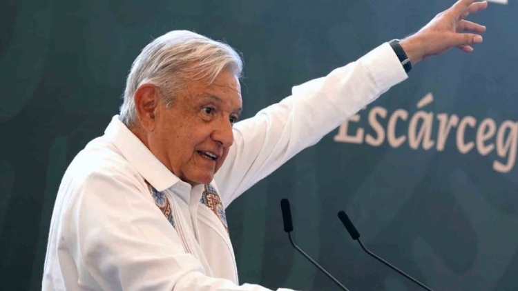 L&oacute;pez Obrador promete incremento salarial a m&eacute;dicos especialistas