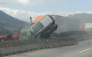 Dos muertos y dos lesionados en percance en autopista M&eacute;xico-Quer&eacute;taro