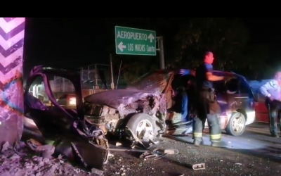 Ebrio sujeto choca en su veh&iacute;culo contra una se&ntilde;alizaci&oacute;n vial y queda prensado